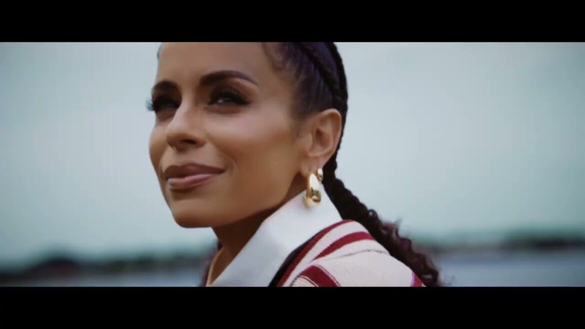 Blanca & Ryan Ellis – I&rsquo;m Yours